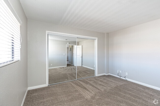 1BR, 1BA - 745SF - Bedroom
