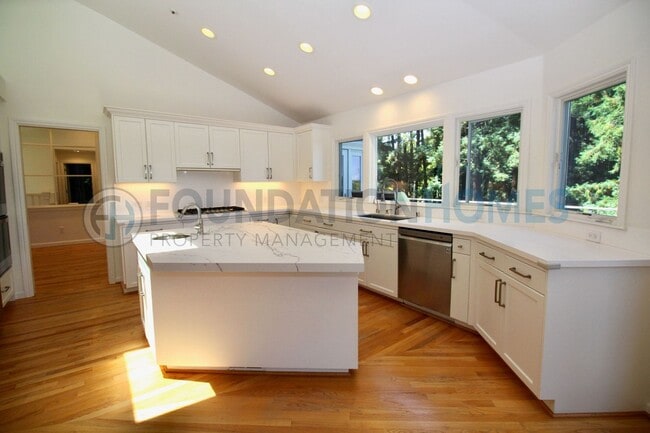Photo - 309 Crown Rd