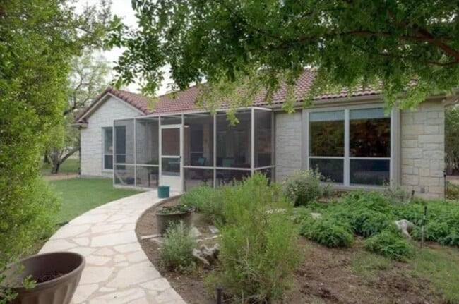 Photo - 203 Hi Cir W