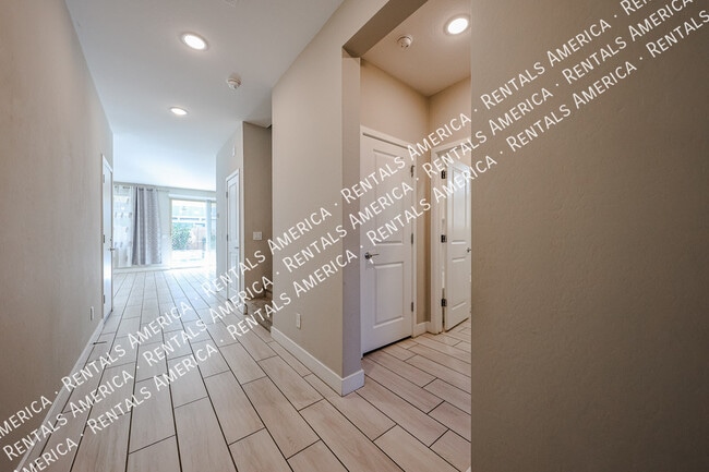 Photo - 1321 W Coyote Dr