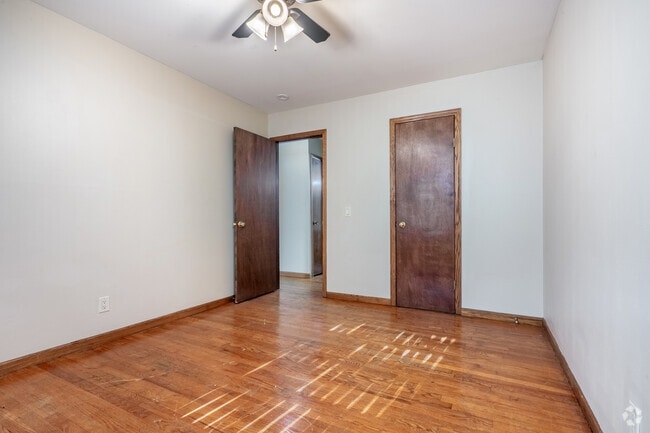 2BR, 1BA - 750SF - Bedroom