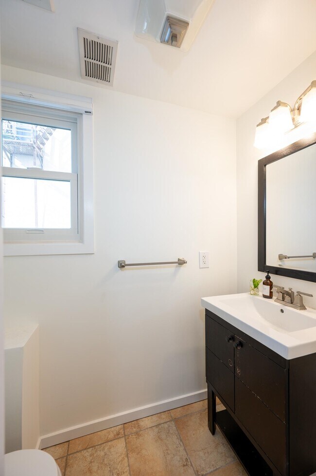 Photo - 176 Webster Ave Unidad 1