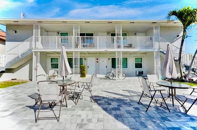 Building Photo - 906 N Riverside Dr Unit 1-9