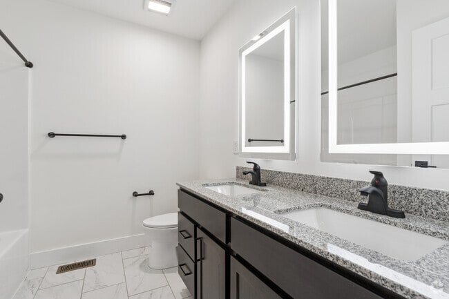 2BR, 1.5BA - 1138SF - Bathroom