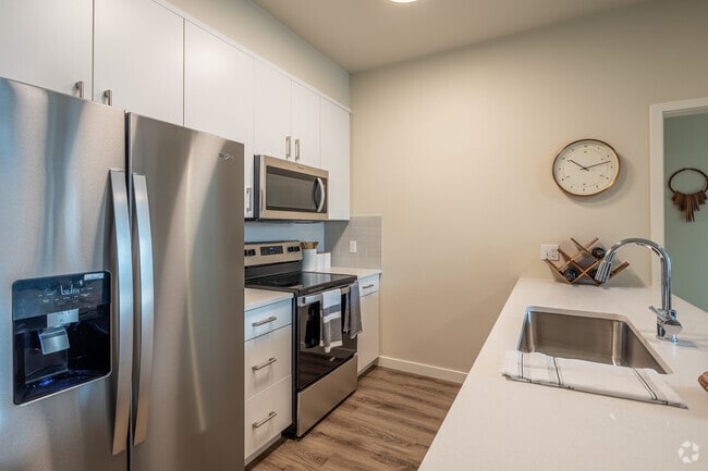 2BR, 2BA - 999SF
