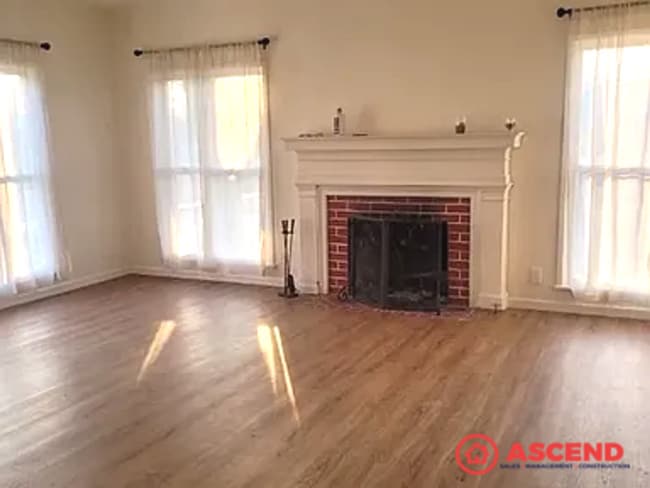 348 W Adams St
