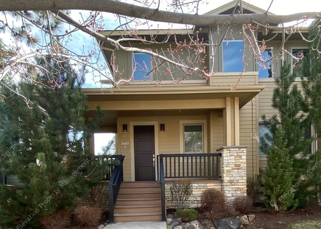 Building Photo - Designer-Finished Townhome Near COCC & NWX