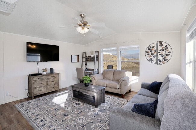 Photo - Modern 2-Bedroom, 2-Bath – Furnished Mobil... Unidad 6