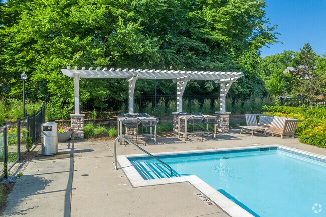 Piscina - Fairlane Town Center Apartment Homes