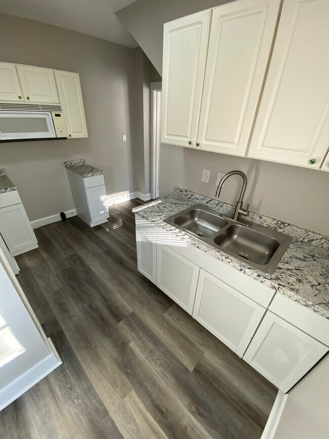 Photo - 2036 Singleton St