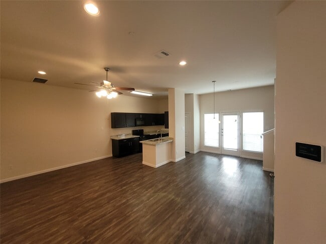 Building Photo - 2219 Bermuda Palms Dr