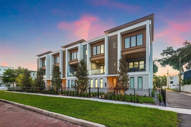Building Photo - 210 W Columbus Dr Rental