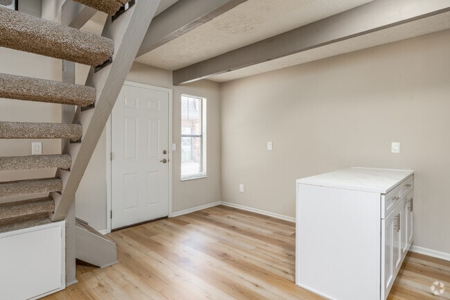 2BR, 2BA - 850SF - Dining Area