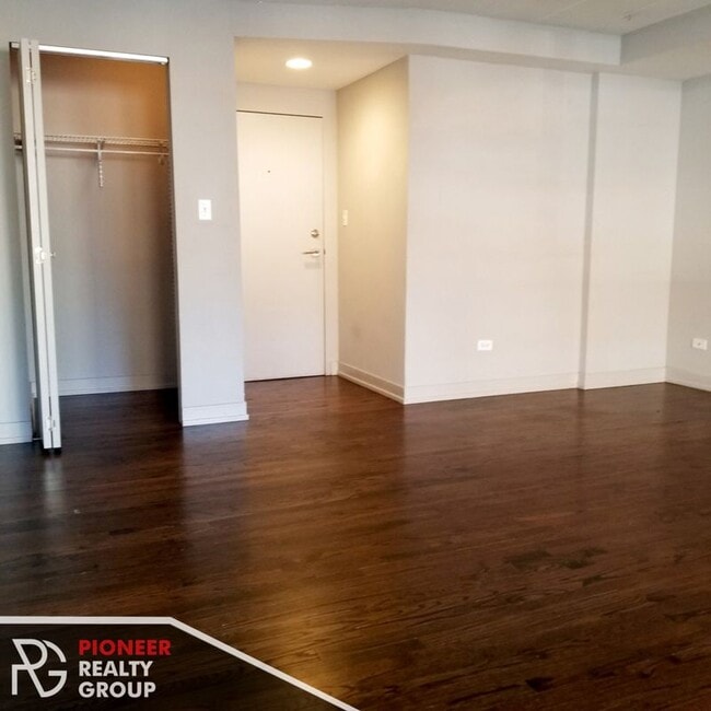 Building Photo - 6119 N Kenmore Ave Unit 508