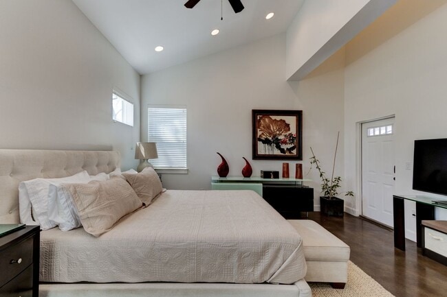 Photo - 2715 Zaragosa St