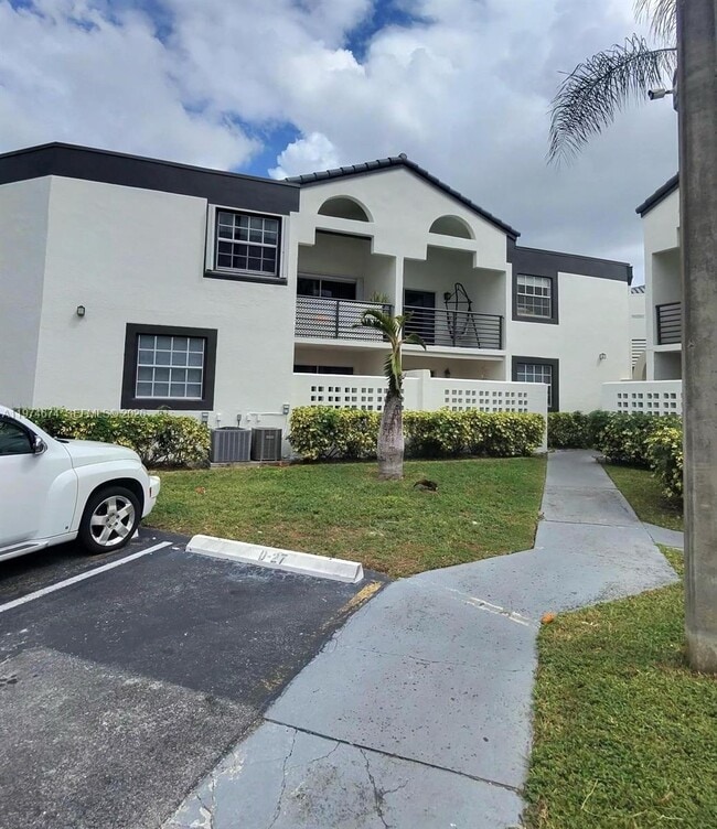 Building Photo - 9741 Fontainebleau Blvd Unit H106