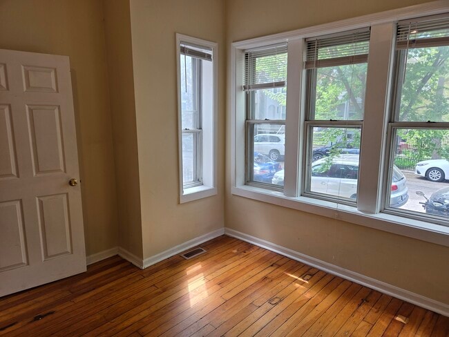 Building Photo - 1639 N Claremont Ave Unit 1