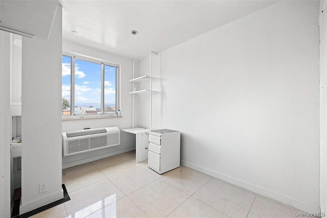 Building Photo - 106-07 Northern Blvd Unit 5B