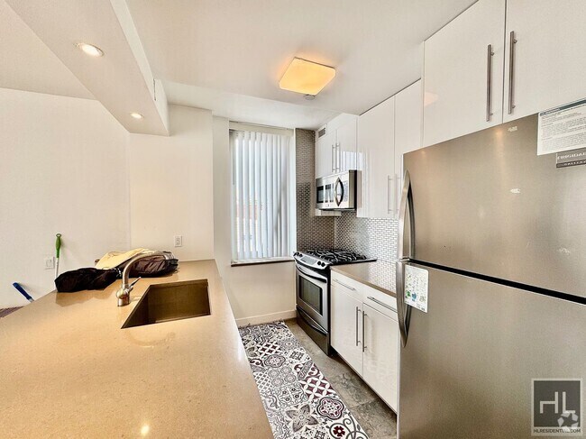 Building Photo - Large 2 bed 2 bath with two private outdoo... Unit 4B Rental