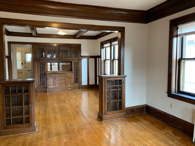 Building Photo - 2910 James Ave S Unit E