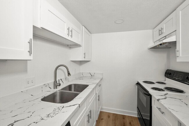 Building Photo - 9009 Richmond Ave. Unit 111