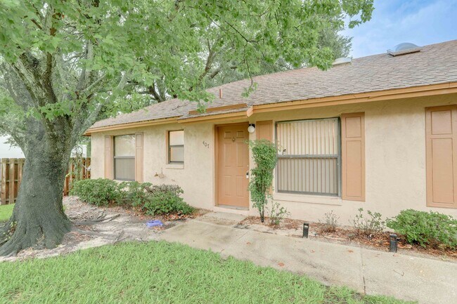 Photo - 407 Douglas Way