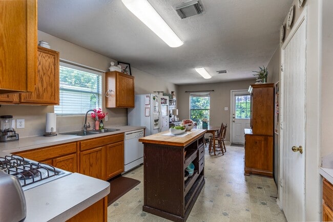 24027 Kingbriar Dr