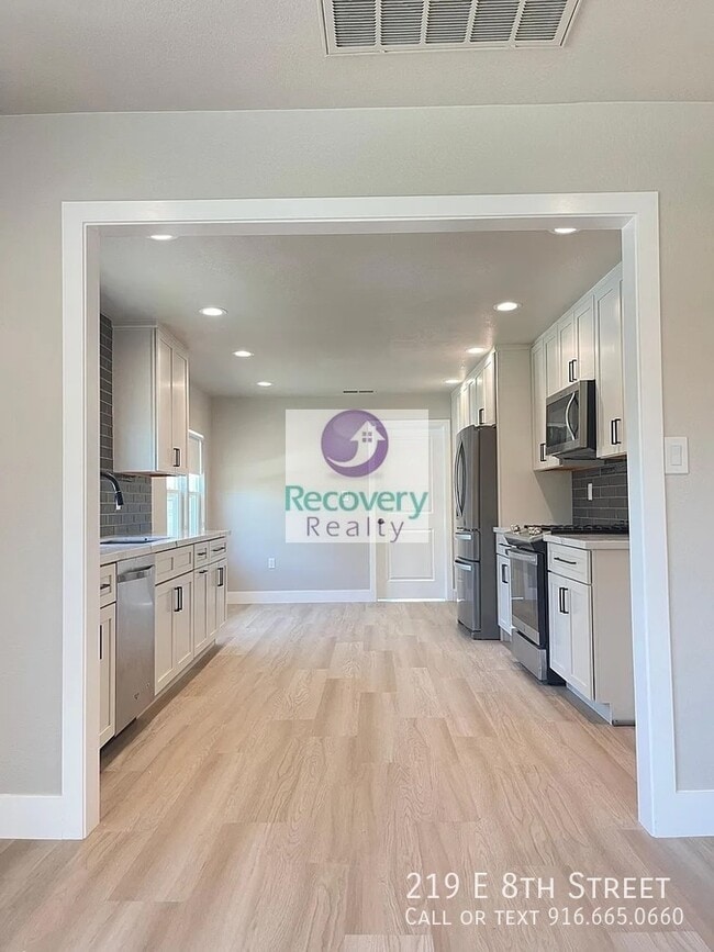 Photo - 219 E 8th St