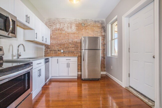 Photo - 5764 Woodward