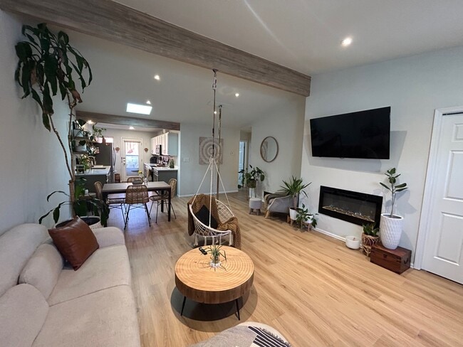 Photo - 1347 E Parkway Dr