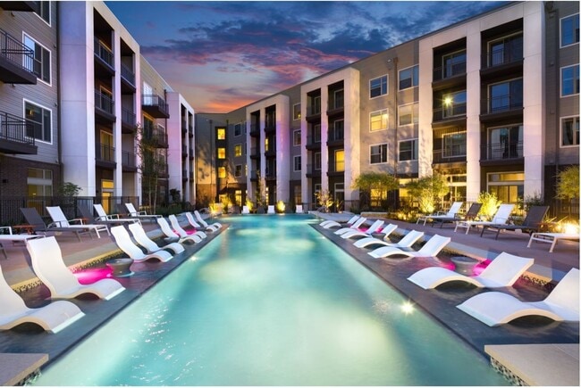 Nocturna de la piscina - Crestview Commons Apartments