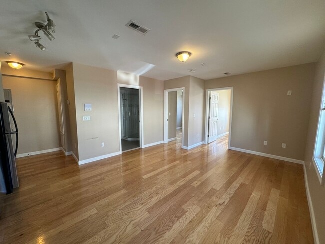 Building Photo - 53 Chelsea St Unit 2A