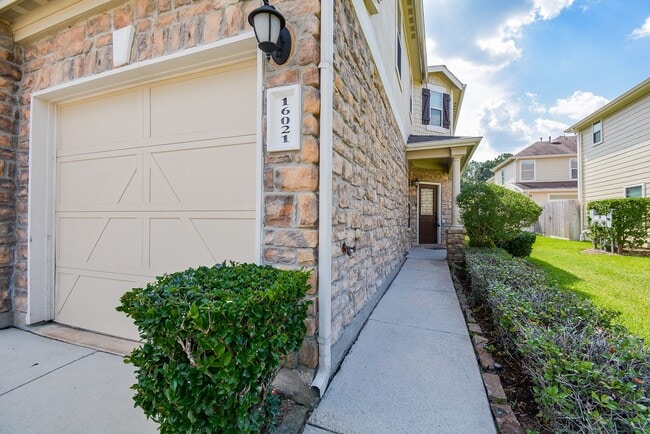 Photo - 16021 Summerville Lake Dr
