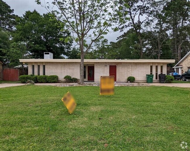 Building Photo - 6815 Moss Oaks Dr Rental