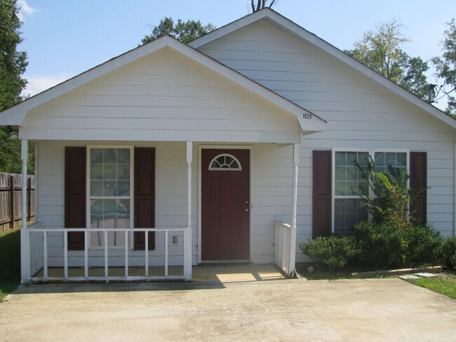 Building Photo - Cute, Cute, Cute Three Bedroom Rental