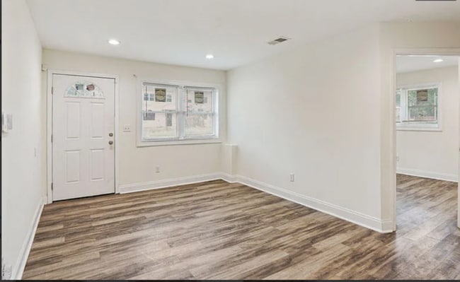 Photo - 217 12th St W