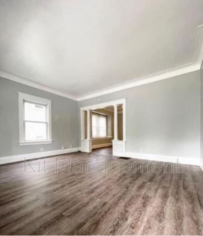 Photo - 828 Toronto Ave