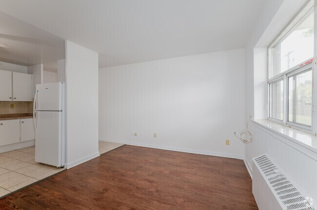 1BR, 1BA - 505SF - Living Room - 25 Seeley Dr