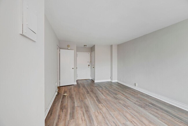 Photo - Spacious & Bright Studio at River Place East Unit 914