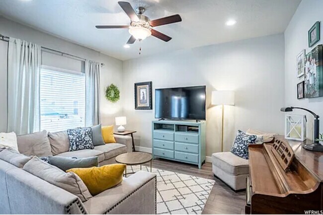 Photo - 5 bed 3.5 Bath Townhome.