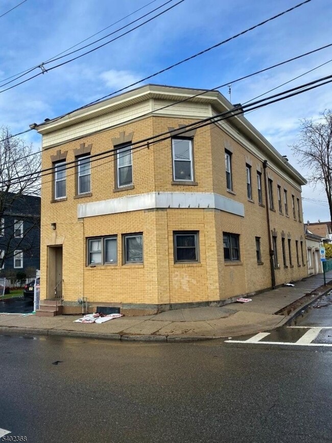 Building Photo - 114 Center St