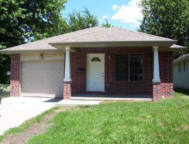 Building Photo - Three bedroom house in NW Springfield with...
