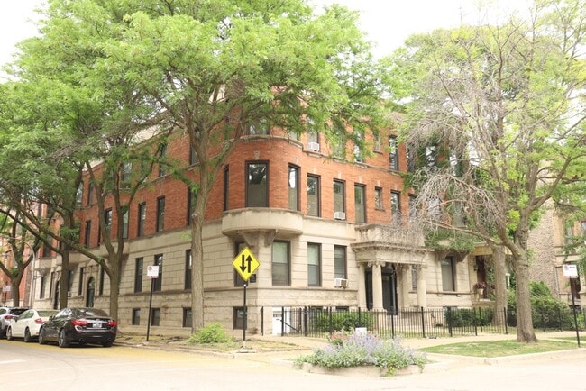 Building Photo - 856 W George St Unit 6H