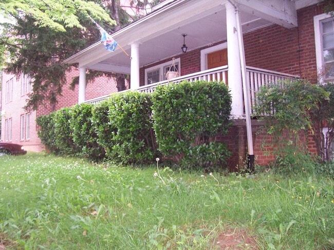 Building Photo - 2025-2026 9 bedroom / 4.5 baths  School Ye... Rental