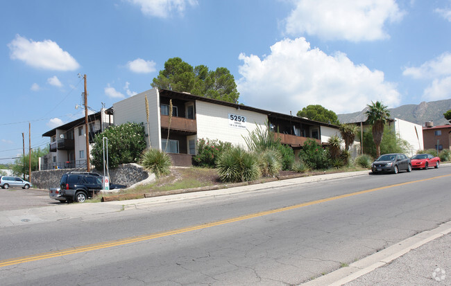 Building Photo - 5252 Carousel Dr Rental