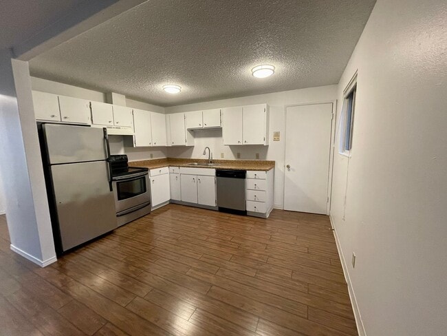 Photo - Updated Top Floor 2-Bed with Washer/Dryer,... Unidad 150 22nd Ave E.