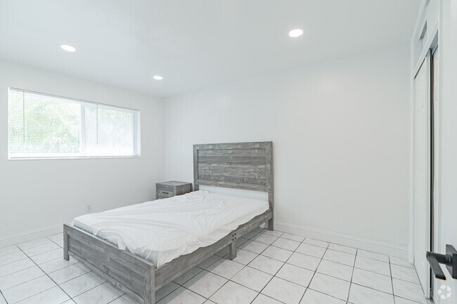 1BD, 1BA - 700SF - 411 SE 3rd Ave