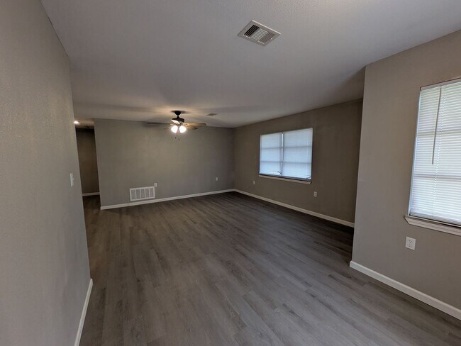 Photo - 5251 Procter St