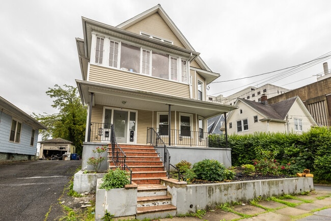 Building Photo - 25 Hunting St Unit 2nd floor