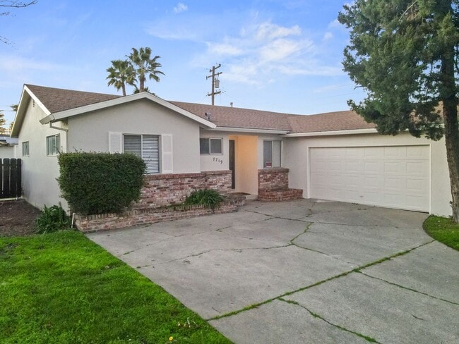 Building Photo - 3 Bedroom 2 Bathroom House For Rent!